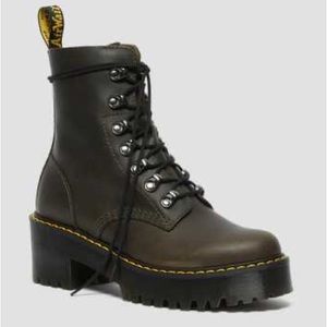 Dr. Martens Leona boots Taupe fits like 9.5